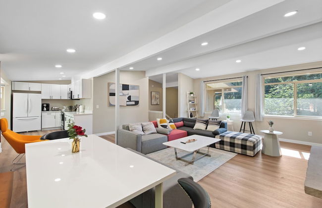 Stylish & Spacious Retreat in Downtown Bellevue - Photo 27