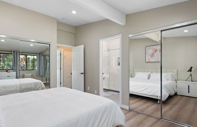 Stylish & Spacious Retreat in Downtown Bellevue - Photo 4