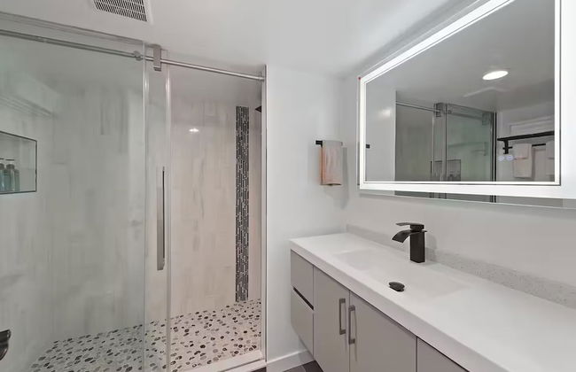 Stylish & Spacious Retreat in Downtown Bellevue - Photo 15