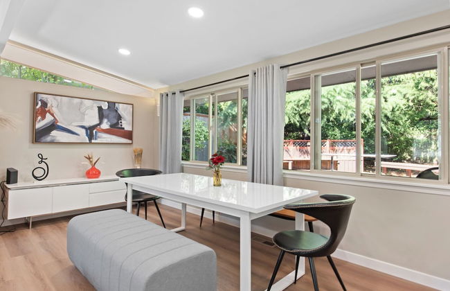 Stylish & Spacious Retreat in Downtown Bellevue - Photo 10