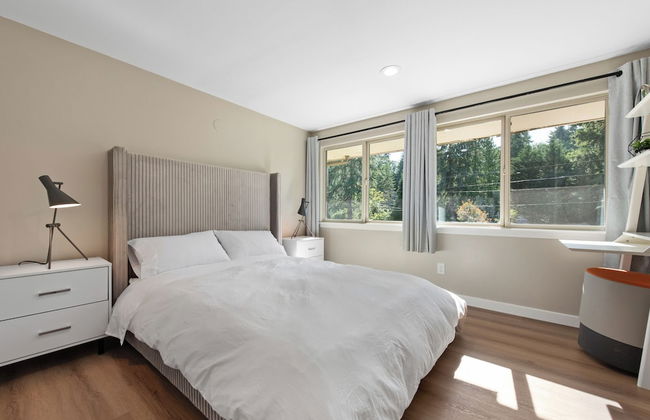 Stylish & Spacious Retreat in Downtown Bellevue - Photo 7