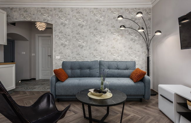 Modern Apartment in City Center - Photo 9