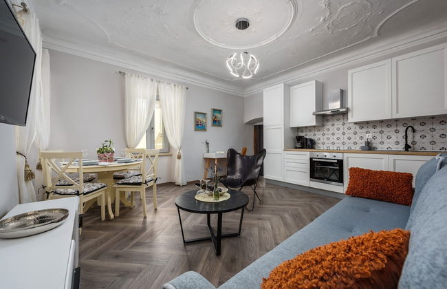 Modern Apartment in City Center - Photo 6