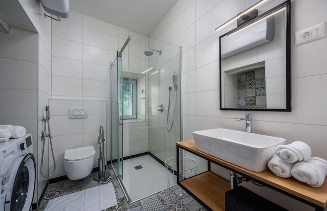 Modern Apartment in City Center - Photo 11