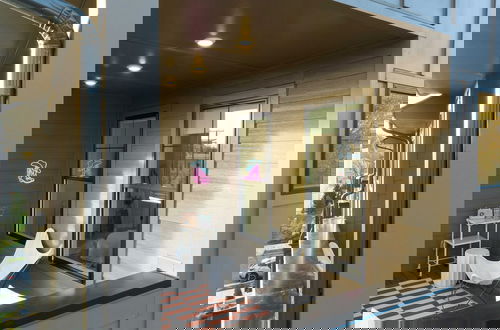 Foto 29 - The Stage by Avantstay Chic 4bdr w/ Covered Balcony Modern + Newly Built
