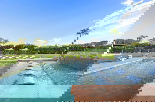 Foto 4 - Starlight Estate by Avantstay 20 People Architectual Mansion w Pool Tennis Court Game Room