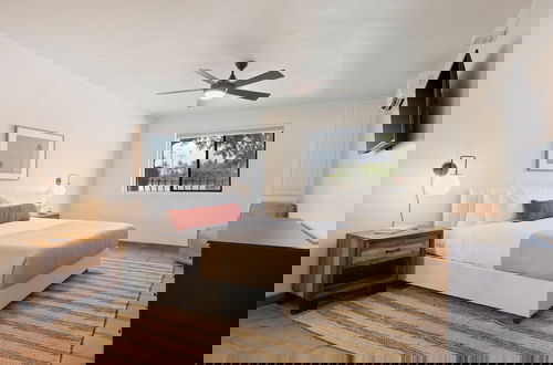 Foto 31 - Starlight Estate by Avantstay 20 People Architectual Mansion w Pool Tennis Court Game Room