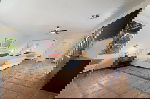 Foto 20 - Starlight Estate by Avantstay 20 People Architectual Mansion w Pool Tennis Court Game Room