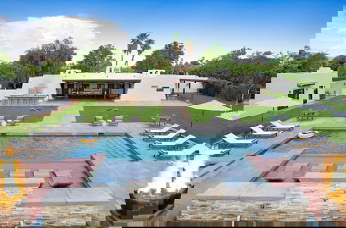 Foto 2 - Starlight Estate by Avantstay 20 People Architectual Mansion w Pool Tennis Court Game Room