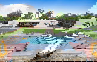 Foto 2 - Starlight Estate by Avantstay 20 People Architectual Mansion w Pool Tennis Court Game Room