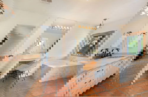 Foto 22 - Starlight Estate by Avantstay 20 People Architectual Mansion w Pool Tennis Court Game Room