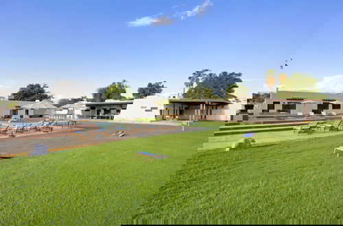 Foto 49 - Starlight Estate by Avantstay 20 People Architectual Mansion w Pool Tennis Court Game Room