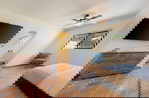 Foto 37 - Starlight Estate by Avantstay 20 People Architectual Mansion w Pool Tennis Court Game Room