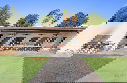 Foto 45 - Starlight Estate by Avantstay 20 People Architectual Mansion w Pool Tennis Court Game Room