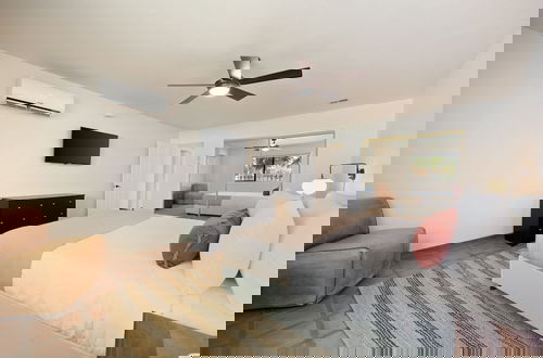 Foto 32 - Starlight Estate by Avantstay 20 People Architectual Mansion w Pool Tennis Court Game Room