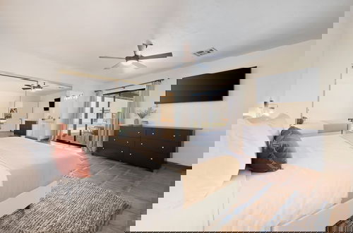 Foto 21 - Starlight Estate by Avantstay 20 People Architectual Mansion w Pool Tennis Court Game Room