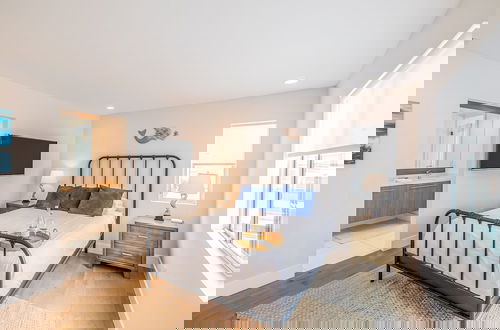 Photo 15 - Seaside Style by Avantstay Rooftop Walk to Beach Chic Design