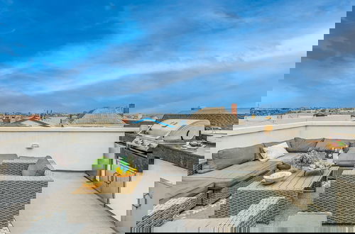 Photo 31 - Seaside Style by Avantstay Rooftop Walk to Beach Chic Design