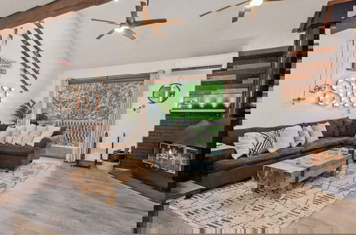 Foto 1 - The Bear s Den by Avantstay Prime Location Renovated w Movie Game Room