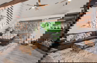 Foto 1 - The Bear s Den by Avantstay Prime Location Renovated w Movie Game Room