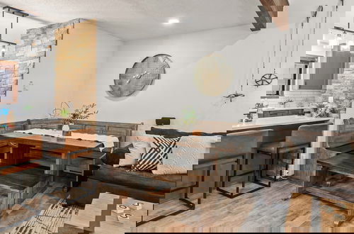 Foto 8 - The Bear s Den by Avantstay Prime Location Renovated w Movie Game Room