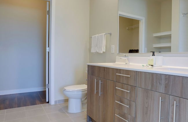 Spacious 2BR Apt with Den W Balcony - Foto 40