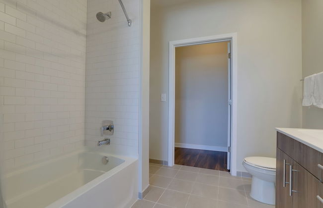 Spacious 2BR Apt with Den W Balcony - Foto 39