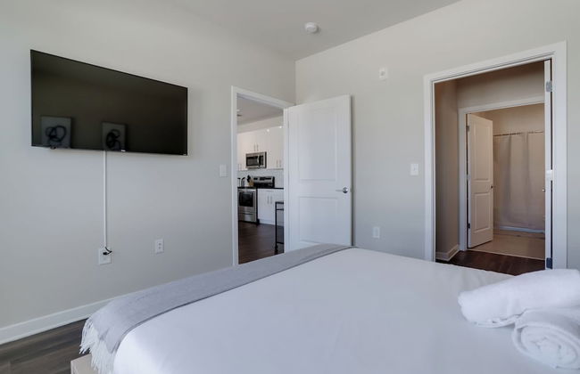 Spacious 2BR Apt with Den W Balcony - Foto 8