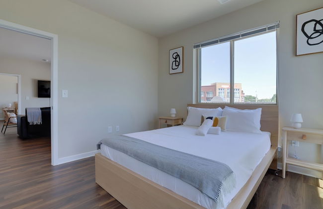 Spacious 2BR Apt with Den W Balcony - Foto 6