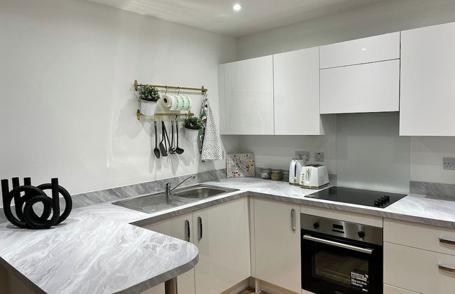 Cozy 2-bed Apartment in Grays - Photo 4