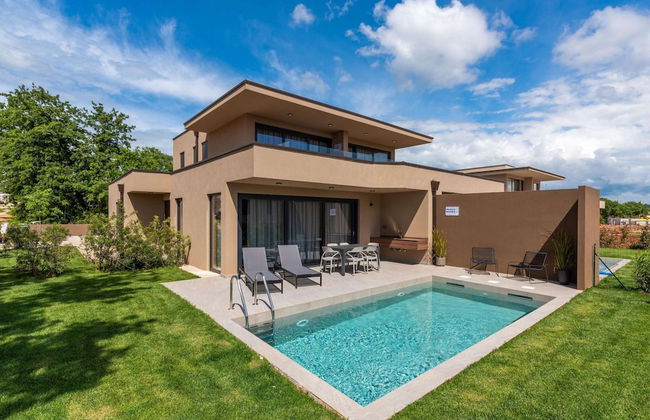 Apartment in Croatia Near the Sea With Pool - Photo 1