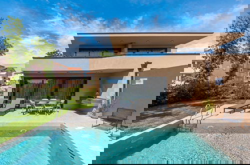 Foto 27 - Luxury Apartment With Private Swimming Pool