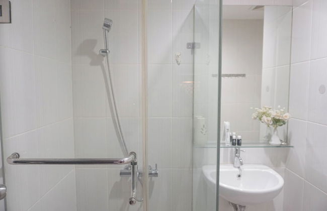 Minimalist And Relaxing Studio Room At Tamansari Semanggi Apartment - Photo 12