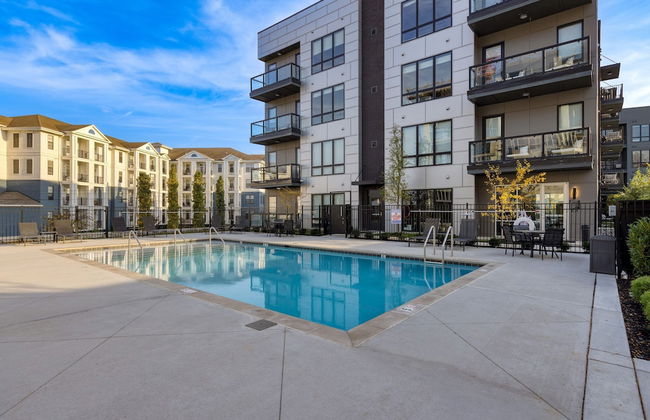 Prime Walkable Midtown Location Pool Gym Outlaw s Den by Avantstay - Photo 26