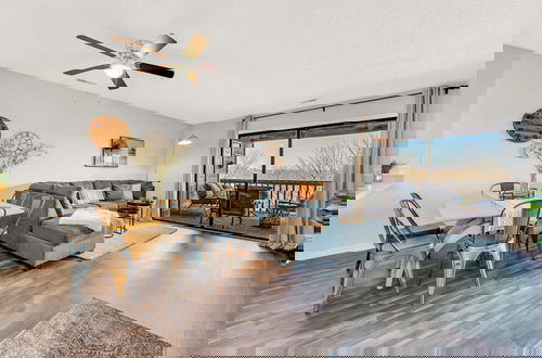 Foto 14 - Bright Stylish Condo w/ Balcony