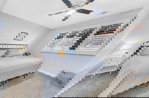 Foto 8 - Bright Stylish Condo w/ Balcony