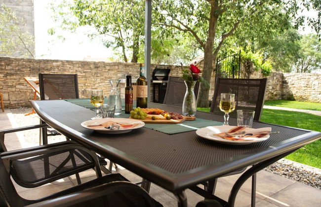 The Poolside Stone House in Bale - Foto 39