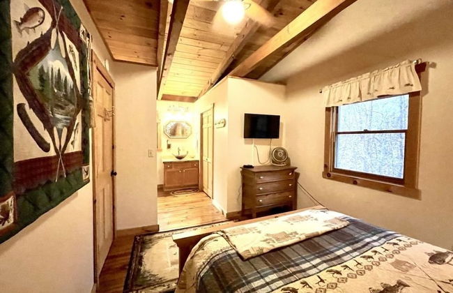 Leave the stress behind!- private hot tub, pet and motorcycle friendly, let peace and nature surround you! 2 Bedroom Home by RedAwning - Foto 4