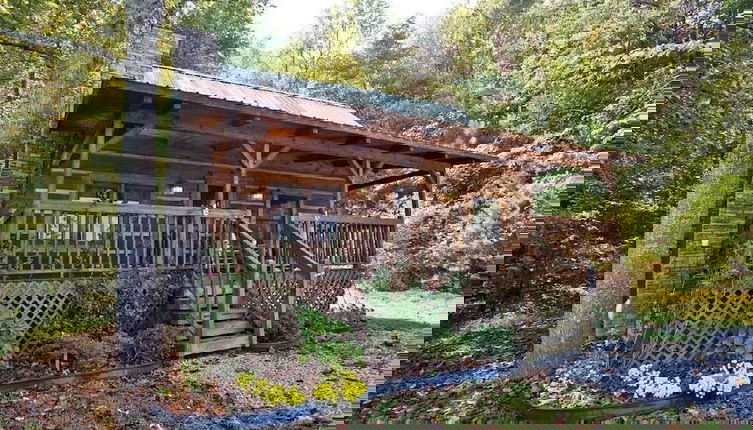 Foto 1 - Leave the stress behind!- private hot tub, pet and motorcycle friendly, let peace and nature surround you! 2 Bedroom Home by RedAwning