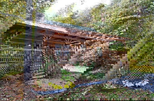 Foto 1 - Leave the stress behind!- private hot tub, pet and motorcycle friendly, let peace and nature surround you! 2 Bedroom Home by RedAwning