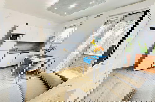 Foto 15 - Comfy Apartment With Terrace by Beahostrentals