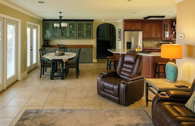 Luxury Lakefront 4br: Jacuzzi, Game Room & Wi-fi - Foto 4
