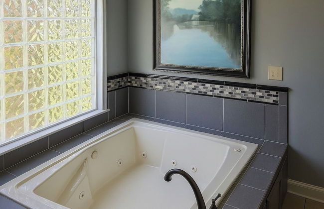 Luxury Lakefront 4br: Jacuzzi, Game Room & Wi-fi - Foto 9