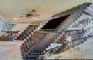 Photo 2 - Luxury Lakefront 4br: Hot Tub, Game Room & Wi-fi