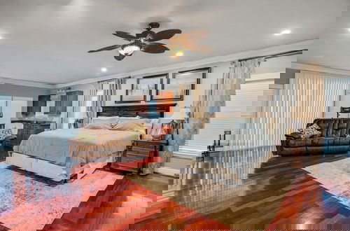 Photo 3 - Luxury Lakefront 4br: Hot Tub, Game Room & Wi-fi