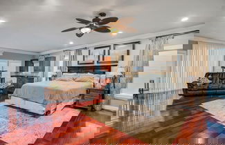 Photo 3 - Luxury Lakefront 4br: Hot Tub, Game Room & Wi-fi