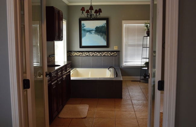 5 BR House Lake Retreat w/ Hot Tub, Sleeps 12 - Foto 6