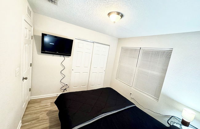 3 Bed Home 5 Mins to JAX Airport & Zoo - Photo 7