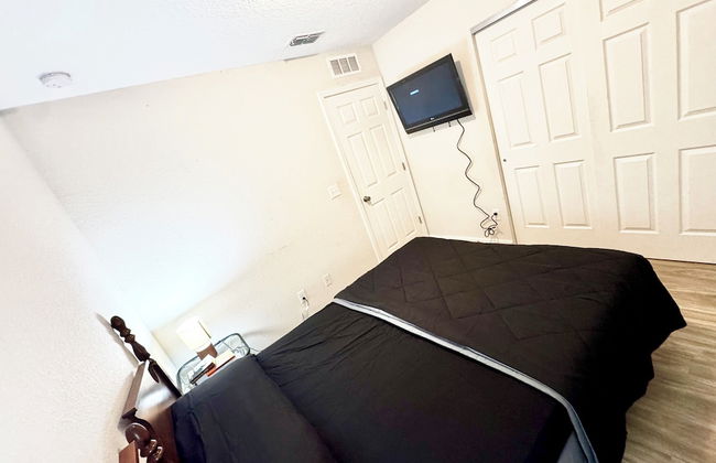 3 Bed Home 5 Mins to JAX Airport & Zoo - Photo 6