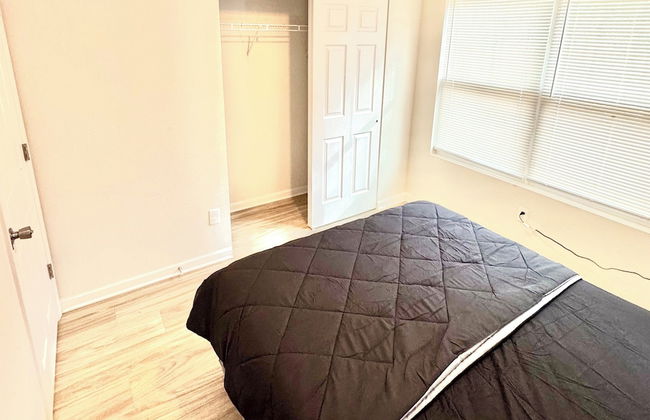 3 Bed Home 5 Mins to JAX Airport & Zoo - Photo 1